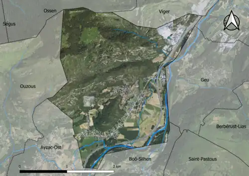 Photo aérienne en couleurs de la commune.