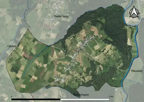 Photo aérienne en couleurs de la commune.