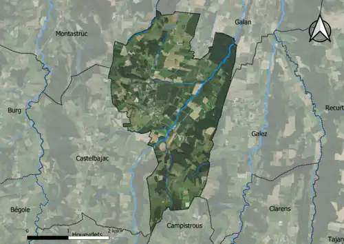 Photo aérienne en couleurs de la commune.