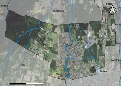 Photo aérienne en couleurs de la commune.