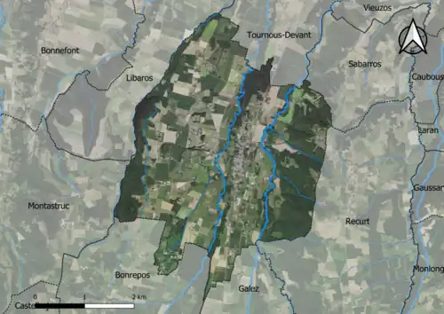 Photo aérienne en couleurs de la commune.