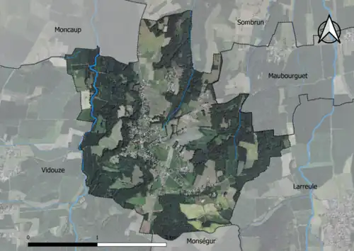 Photo aérienne en couleurs de la commune.