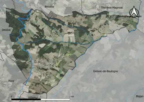 Photo aérienne en couleurs de la commune.