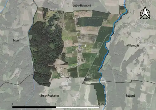 Photo aérienne en couleurs de la commune.