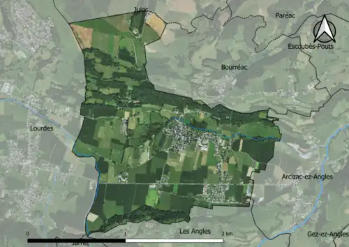 Photo aérienne en couleurs de la commune.