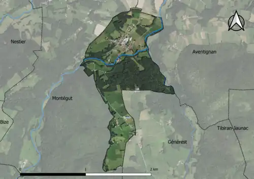 Photo aérienne en couleurs de la commune.