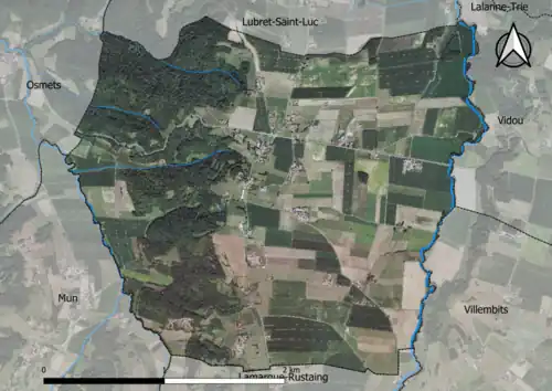 Photo aérienne en couleurs de la commune.