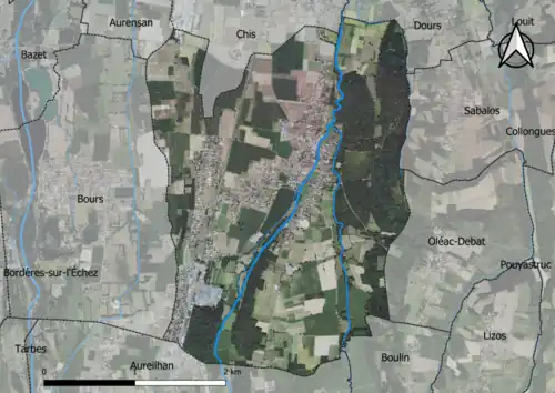 Photo aérienne en couleurs de la commune.