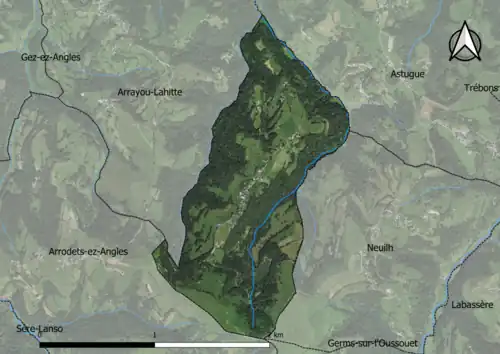 Photo aérienne en couleurs de la commune.