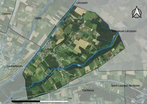 Photo aérienne en couleurs de la commune.