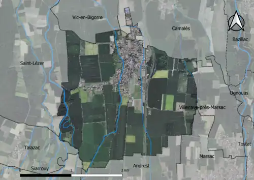 Photo aérienne en couleurs de la commune.