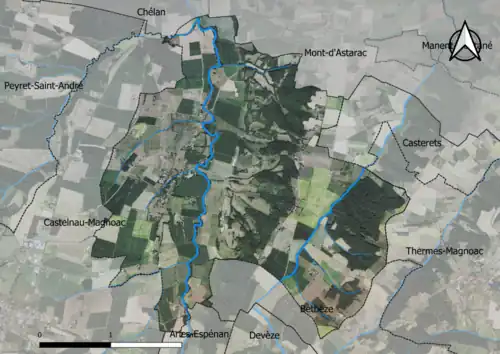 Photo aérienne en couleurs de la commune.