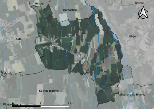 Photo aérienne en couleurs de la commune.