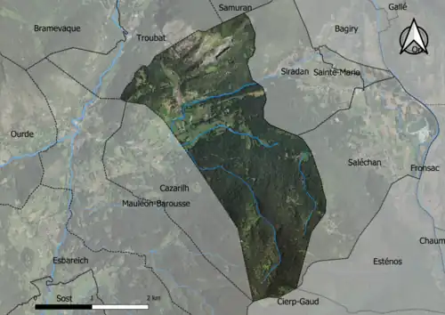 Photo aérienne en couleurs de la commune.