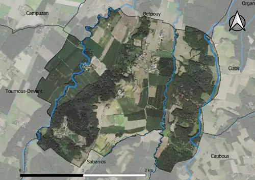 Photo aérienne en couleurs de la commune.