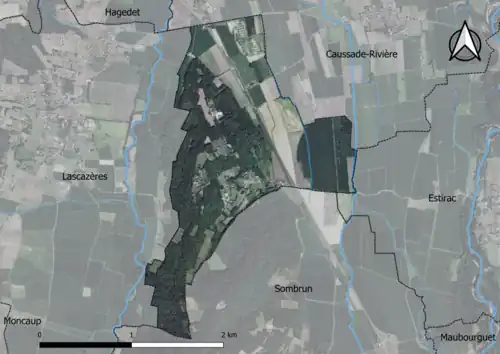 Photo aérienne en couleurs de la commune.