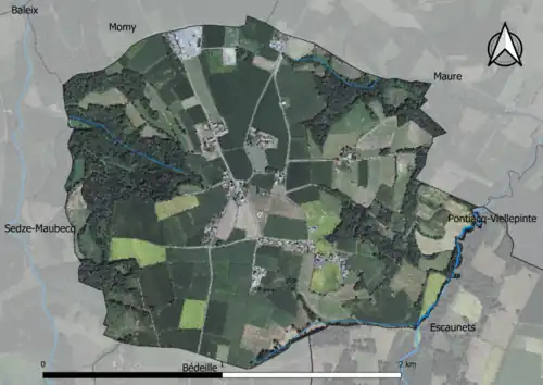 Photo aérienne en couleurs de la commune.