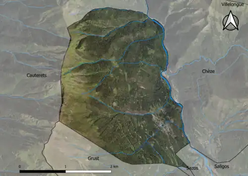 Photo aérienne en couleurs de la commune.