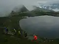 Plan d'eau entre le télèsiège de Quilis (2&nbsp;363&nbsp;m) et la roche de Mio (2&nbsp;681&nbsp;m)