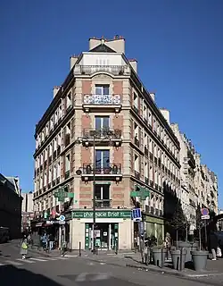 Au croisement avec la rue de la Pompe.