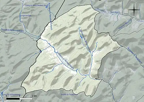 Carte en couleur présentant le réseau hydrographique de la commune