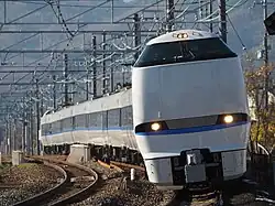 Photographie d'une automotrice JR-West série 683 effectuant un service Thunderbird