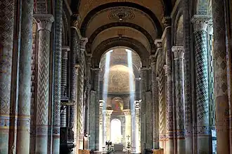 Les colonnes peintes.