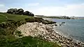 La pointe de Beg ar Garo vue depuis l'est ; à l'arrière-plan l'île d'Yoc'h.