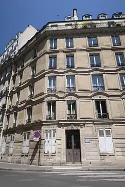 No&nbsp;68, au croisement avec la rue des Vignes.