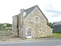 Saint-Méen : maison ancienne dans le bourg, possédant un pigeonnier en façade