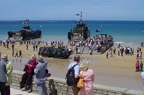 Foule de visiteurs et touristes à Arromanches, le 6 juin 2014.