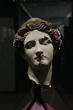 Tête féminine polychrome portant un diadème, terre cuite, IVe&nbsp;siècle&nbsp;av. J.-C.