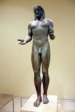 Apollon du Pirée, Musée archéologique du Pirée. Imitation du 2e quart du Ve&nbsp;siècle d'une statue du 3e quart du VIe&nbsp;siècle