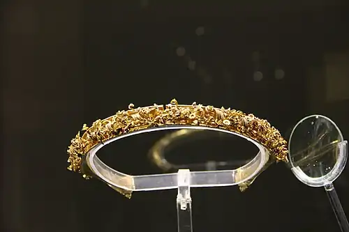 Diadème en or, grenats, cornalines. Tombe de Canosa, IVe&nbsp;siècle&nbsp;av. J.-C.