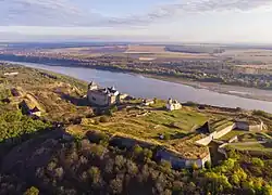 Vue aérienne de la forteresse à l'aube. On voit la forteresse et son mur d'enceinte au bord du Dniestr.