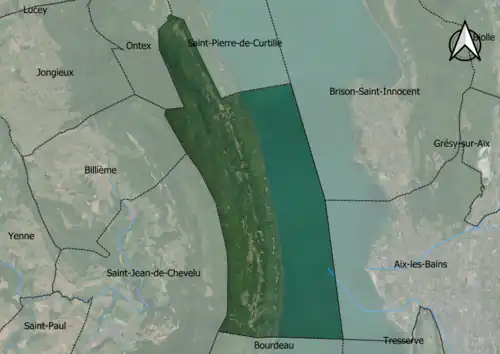 Photo aérienne en couleurs de la commune.