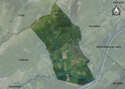 Photo aérienne en couleurs de la commune.