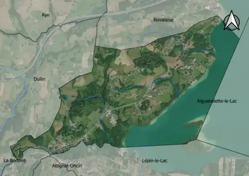 Photo aérienne en couleurs de la commune.