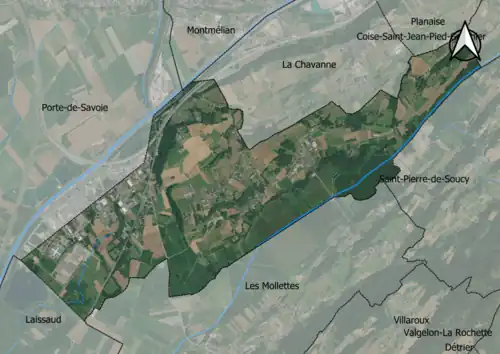 Photo aérienne en couleurs de la commune.