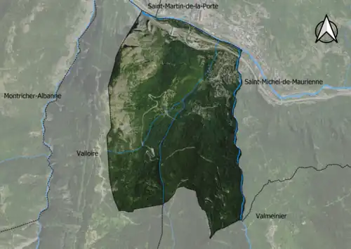 Photo aérienne en couleurs de la commune.