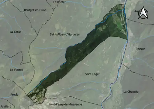 Photo aérienne en couleurs de la commune.