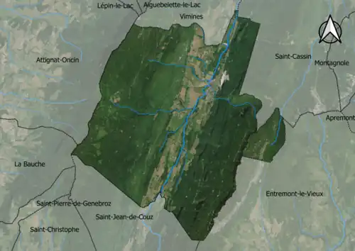 Photo aérienne en couleurs de la commune.