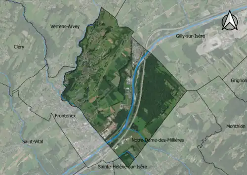 Photo aérienne en couleurs de la commune.