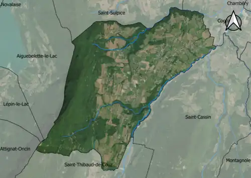 Photo aérienne en couleurs de la commune.