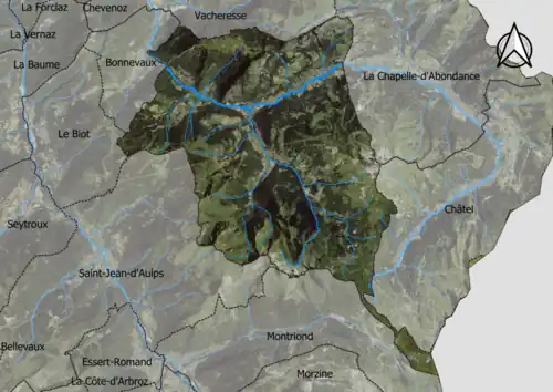 Photo aérienne en couleurs de la commune.