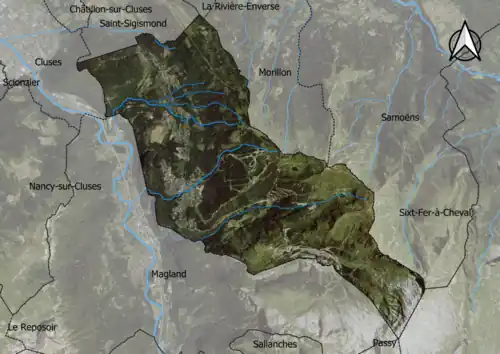 Photo aérienne en couleurs de la commune.