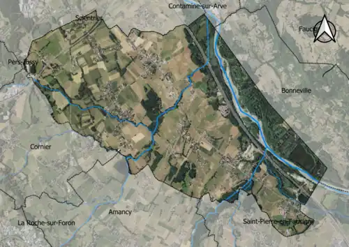 Photo aérienne en couleurs de la commune.