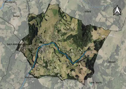 Photo aérienne en couleurs de la commune.