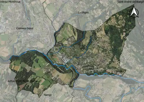 Photo aérienne en couleurs de la commune.