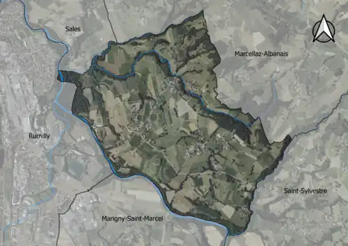 Photo aérienne en couleurs de la commune.